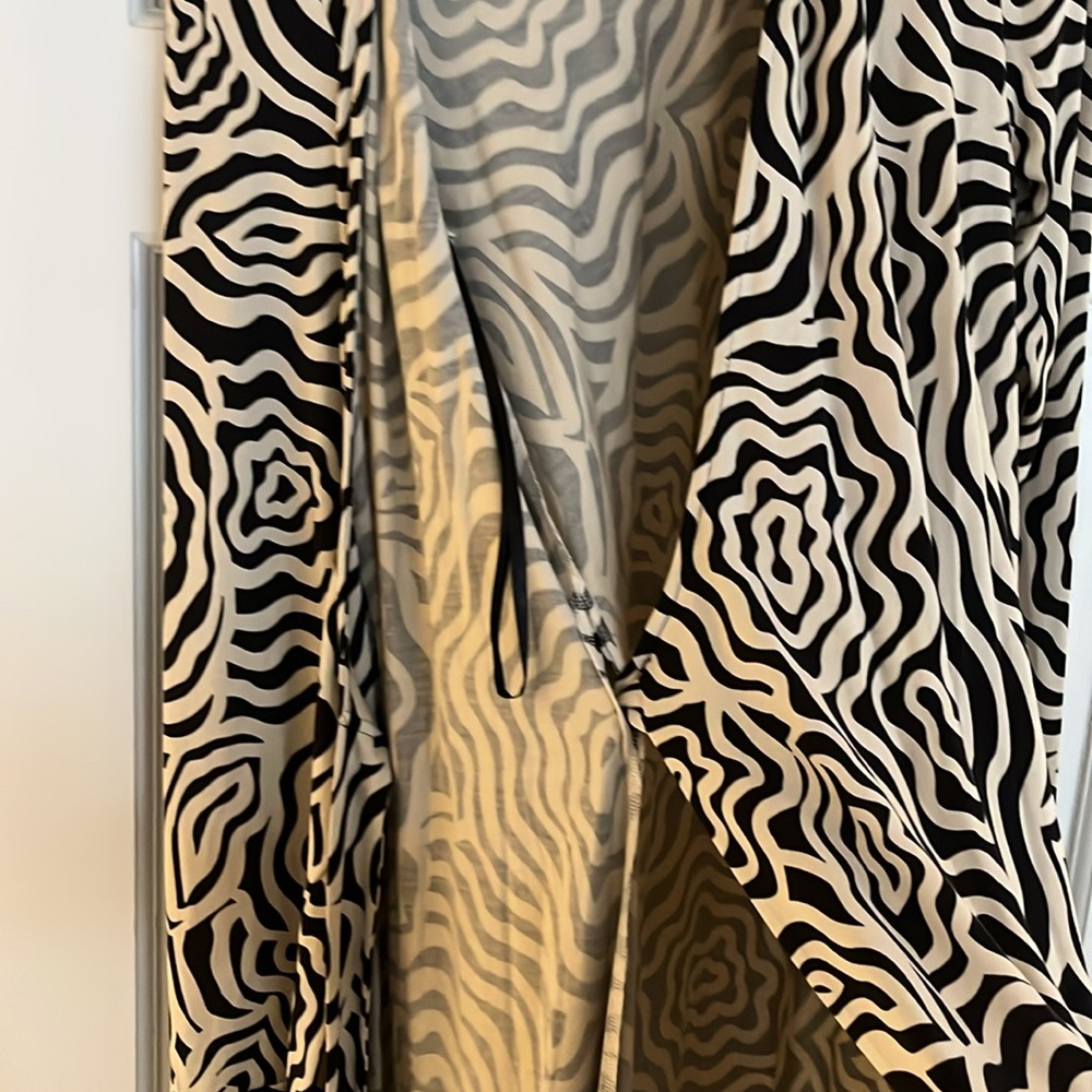 Diane Von Furstenberg Black and Cream Patterned Dress - Picture 8 of 10